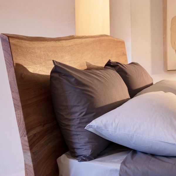 Dettaglio ambientato Letto Matrimoniale in legno con gambe in acciaio modello Aron Totò Piccinni