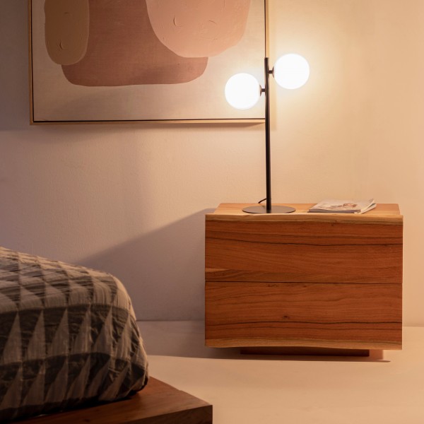 Vista ambientata Comodino in legno con 2 cassetti modello Aron Bizzotto