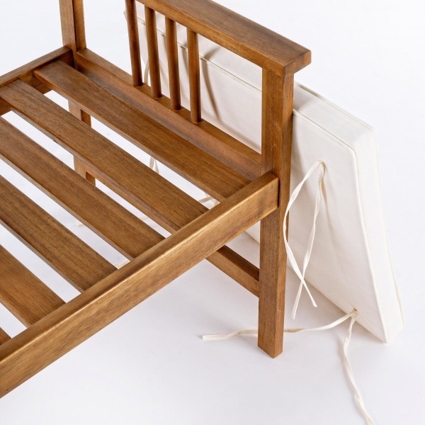 set salottino da esterno in legno di acacia con cuscini ecru dettaglio poltrona con cuscino odello Noemi Totò Piccinni