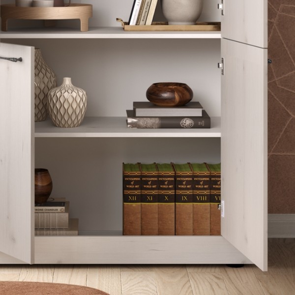 Dettaglio ambientato con ante aperte mobile alto in legno con 4 ante made in italy rovere meringa/rovere cadice modello Icaro Totò Piccinni