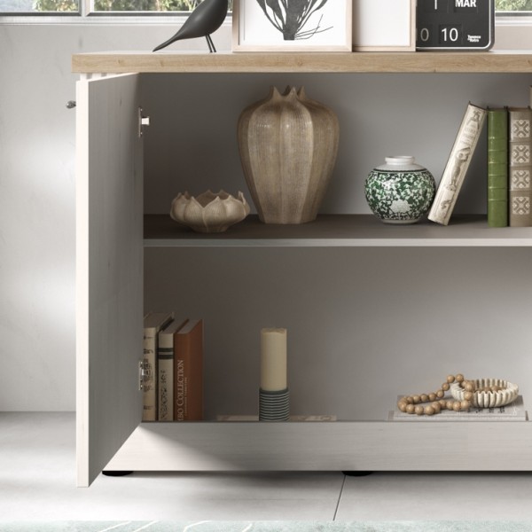 Dettaglio ambientato con ante aperte madia in legno con 3 ante made in italy rovere meringa/rovere cadice modello Icaro Totò Piccinni