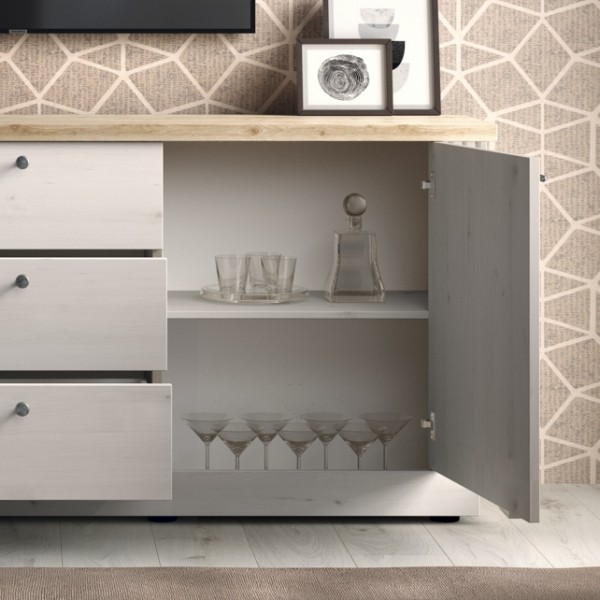 Dettaglio ambientato con anta aperta madia in legno 2 ante e 3 cassetti made in italy rovere meringa/rovere cadice modello Icaro Totò Piccinni