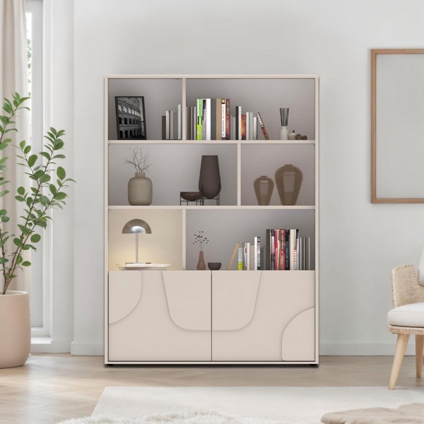 Vista ambientata frontale soggiorno senza piedini Libreria in legno 2 ante e 6 vani con base con o senza piedini colore "cashmere" modello Atlas Totò Piccinni