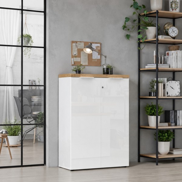 Vista ambientata Mobile armadietto basso con serratura e 2 ante colore "bianco lucido/rovere cadiz" modello Kreo Totò Piccinni