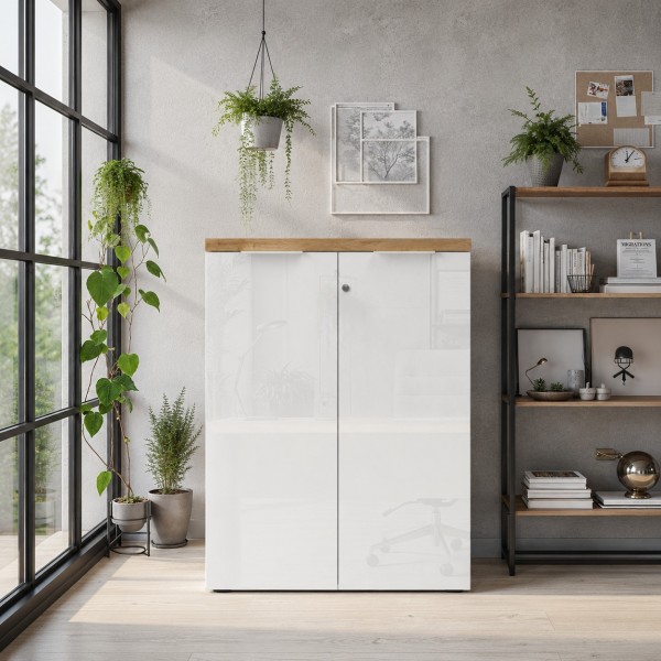 Vista ambientata frontale Mobile armadietto basso con serratura e 2 ante colore "bianco lucido/rovere cadiz" modello Kreo Totò Piccinni