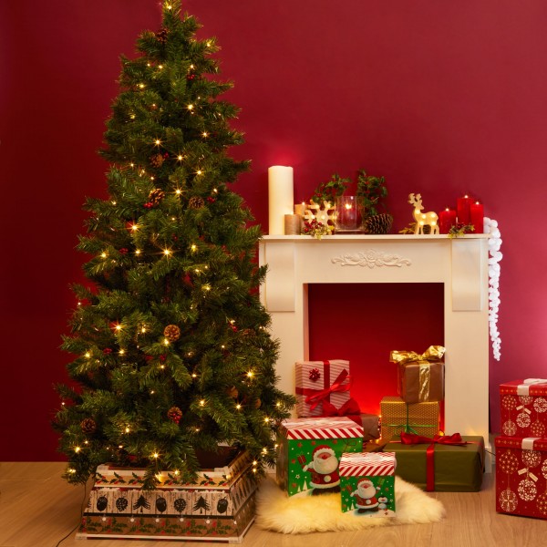 Meribel Albero di Natale Artificiale Verde con Pigne e Bacche Rosse addobbato con luci e decorazioni
