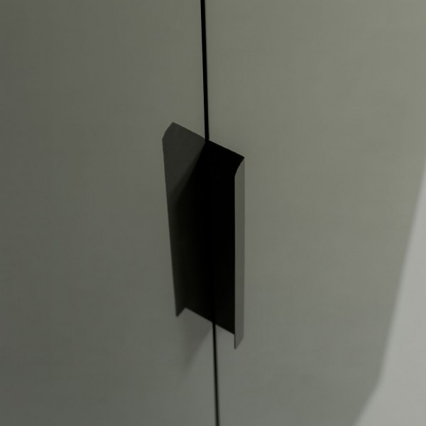 Dettaglio Armadio guardaroba in legno colore "Grigio Laccato/Rovere Miele" 2 ante e 6 ripiani modello Zenit Totò Piccinni