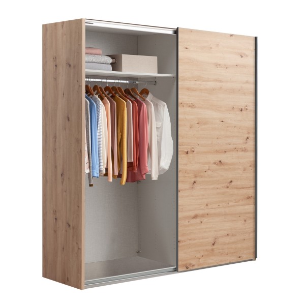 Vista diagonale con 1 anta aperta Armadio classico in legno struttura Rovere Artisan con due ante scorrevoli Rovere Artisan modello Sliding Totò Piccinni