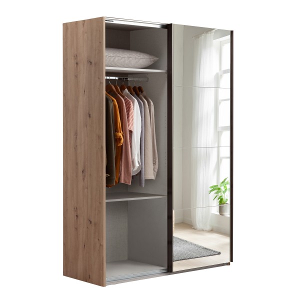Vista diagonale con anta aperta Armadio classico in legno struttura Rovere Artisan con 2 ante scorrevoli a specchio modello Sliding Totò Piccinni