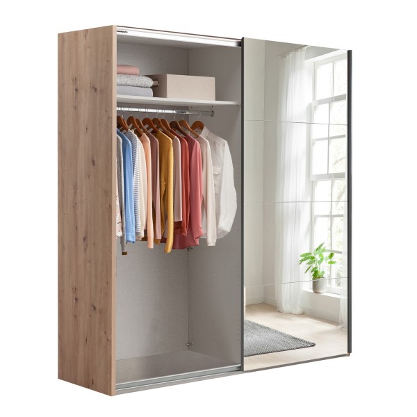 Vista diagonale con anta aperta Armadio classico in legno struttura Rovere Artisan con 2 ante scorrevoli a specchio modello Sliding Totò Piccinni