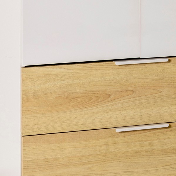 Dettaglio armadio in legno con 3 ante e 2 cassetti colore "cashmere laccato/rovere baysen" modello Aliseo Totò Piccinni