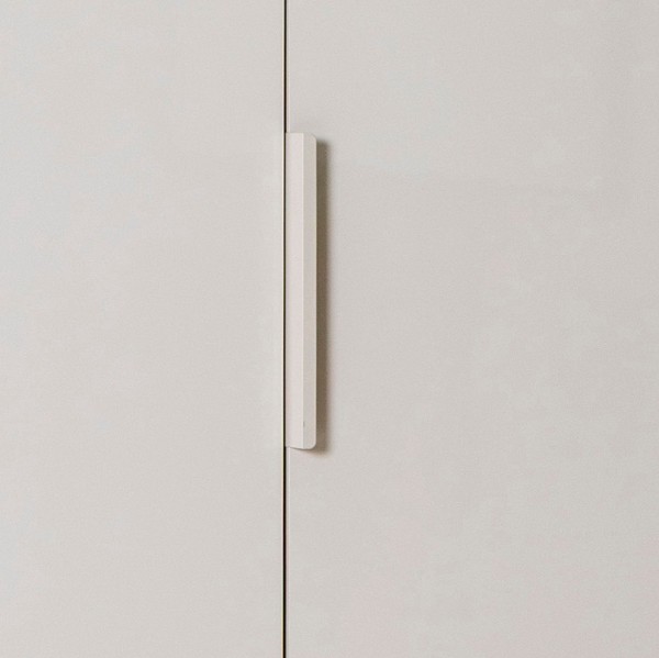 Dettaglio armadio in legno con 3 ante e 2 cassetti colore "cashmere laccato/rovere baysen" modello Aliseo Totò Piccinni