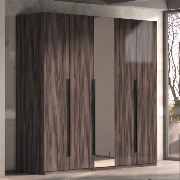 Vista ambientata Armadio in legno 5 ante, con 1 anta a specchio colore "olmo jarez/grigio laccato" 230x63x222.6H modello Alma Totò Piccinni