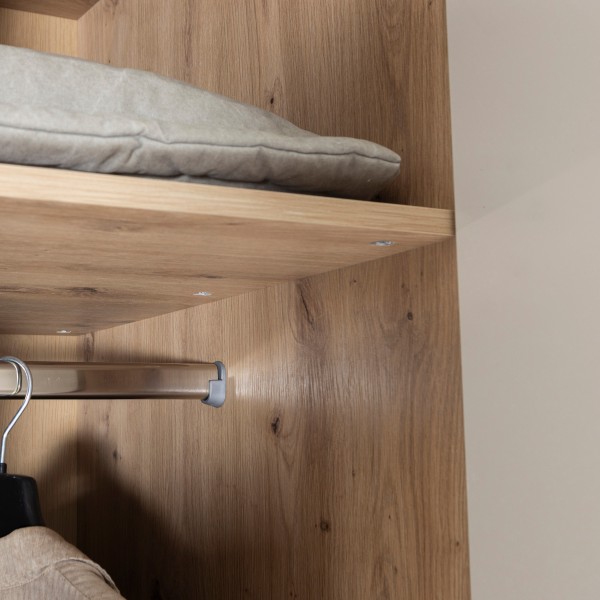 Dettaglio Armadio in legno colore Rovere Artisan/Cashmere con 3 ante 2 vani e 2 cassetti modello Nadir Totò Piccinni