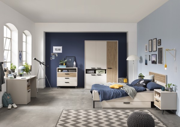 Vista ambientata Cassettiera bassa in legno colore "Cannettato/Cashmere" con 3 cassetti 