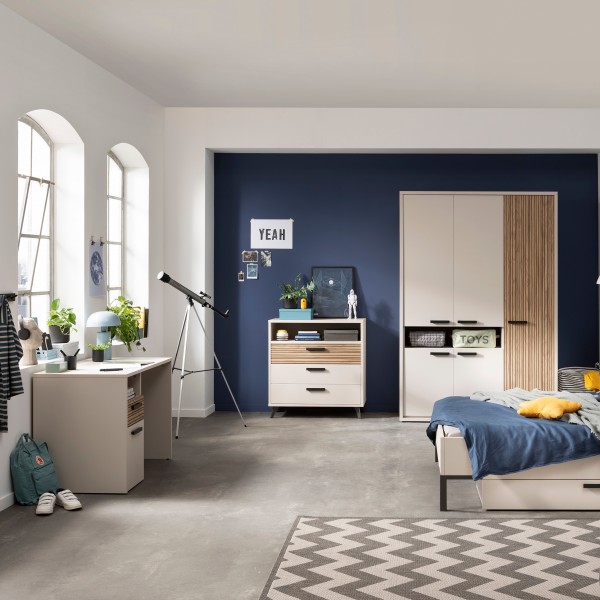 Vista ambientata Scrivania in legno colore "Cannettato/Cashmere" con 1 vano e 1 anta modello Zefiro Totò Piccinni