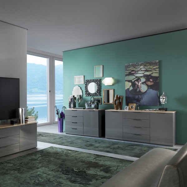 Vista ambientata Madia design in legno colore "Grigio Laccato/Rovere Miele" con 1 anta e 4 cassetti modello Zenit Totò Piccinni