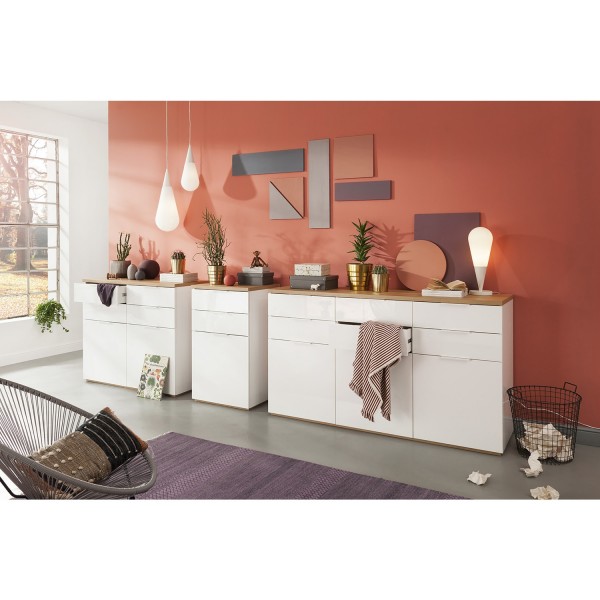 Vista ambientata Scaffale contenitore in legno colore "Bianco Laccato/Rovere Miele" con 6 cassetti e 3 ante modello Orbis Totò Piccinni