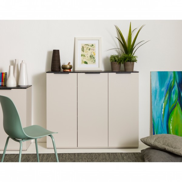 vista frontale ambientata Base Multiuso in legno colore" Cashmere/Effetto Marmo Nero" con 3 ante modello Teca Totò Piccinni