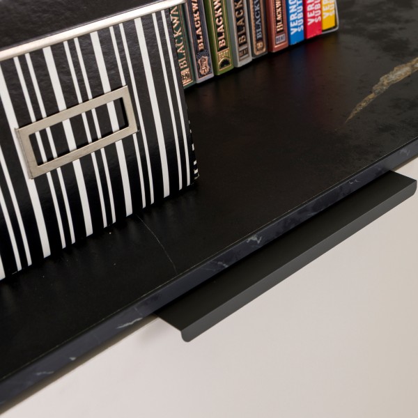 Dettaglio maniglia Base in legno colore "Cashmere/Effetto Marmo Nero" con 2 ante e 4 cassetti modello Teca Totò Piccinni