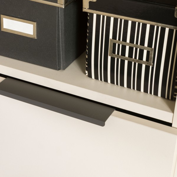 Dettaglio Colonna Bagno in Legno colore Cashmere/effetto Marmo Nero con 2 ante e 1 cassetto modello Armonia Totò Piccinni