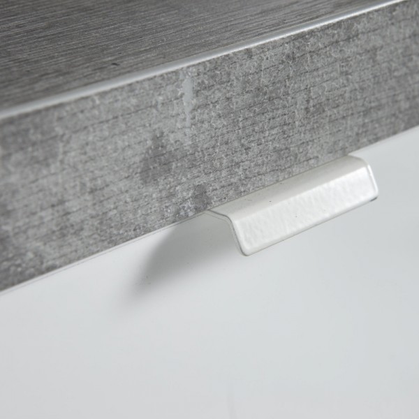 Dettaglio cassettiera bassa in legno con 3 cassetti e con ruote colore "cemento/bianco lucido" modello Skema Totò Piccinni