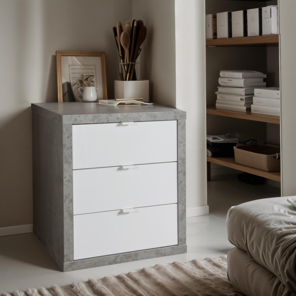 Vista ambientata cassettiera bassa in legno con 3 cassetti e con ruote colore "cemento/bianco lucido" modello Skema Totò Piccinni