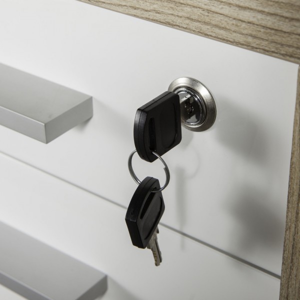 Dettaglio Cassettiera bassa in legno con 3 cassetti con serratura e ruote colore "rovere bordeaux/bianco laccato" modello Shape Totò Piccinni