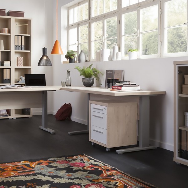 Vista ambientata Cassettiera bassa in legno con 3 cassetti con serratura e ruote colore "rovere bordeaux/bianco laccato" modello Shape Totò Piccinni