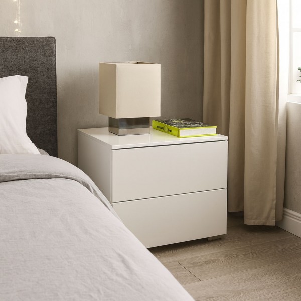 Vista ambientata Comodino in legno colore "Bianco Laccato" con 2 cassetti modello Brezza Totò Piccinni