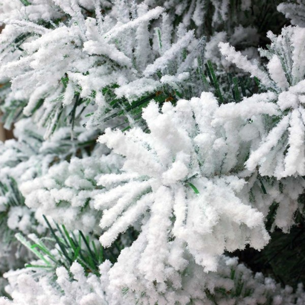 Floccatura su ramo e rametti coperti artificialmente da neve bianca di un albero di natale verde foltissimmo Kettinson Slim Xone