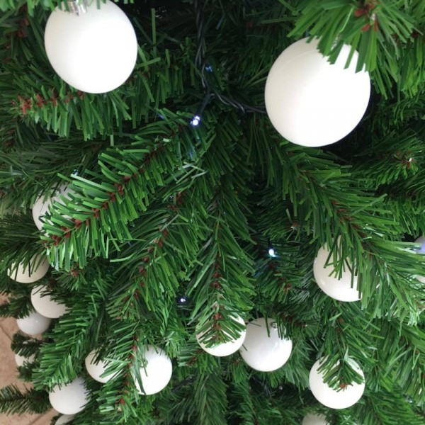 Rami verdi addobbati con palle bianche di un albero di Natale artificiale foltissimo Roccaraso Totò Piccinni