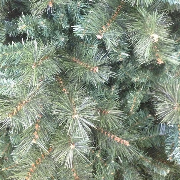 Dettaglio rami e rametti in pvc e pp di un albero di Natale molto folto verde madison Xone