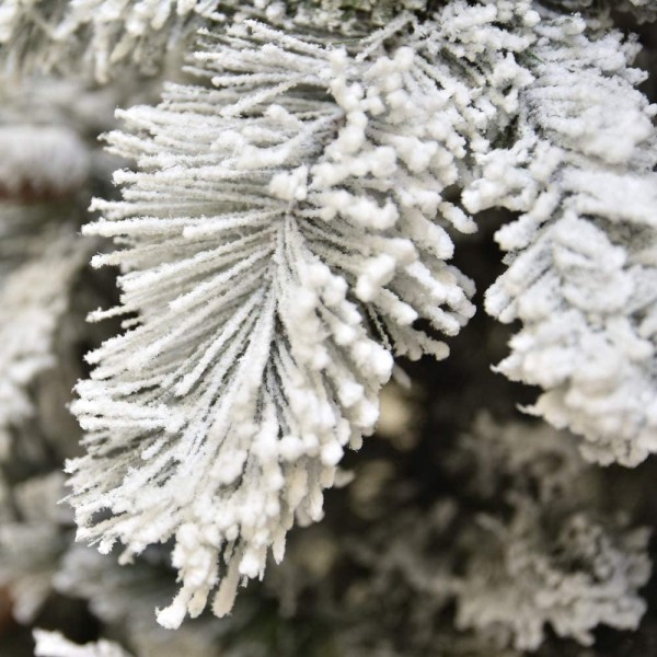 Ramo e rametti coperti artificialmente da neve bianca di un albero di natale verde realistico gardena xone