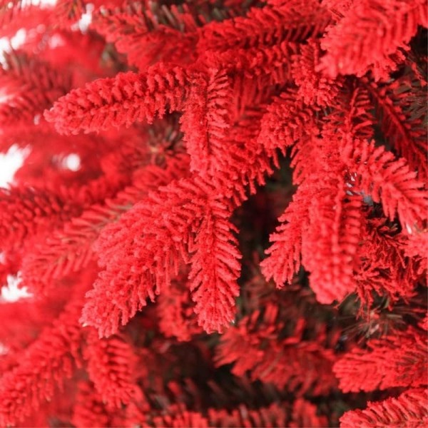 Dettaglio su sfondo bianco di rami e foglie in PE real touch dell'Albero di Natale Artificiale innevato rosso. Modello Red Cloud a marchio Totò Piccinni