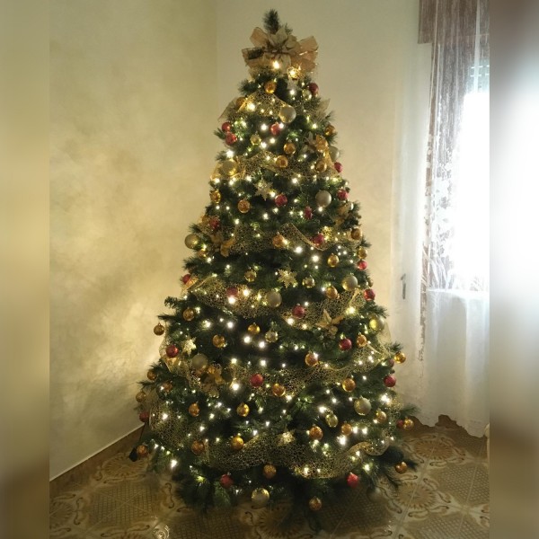 Decorazioni di natale su albero artificiale verde molto folto Madison Xone