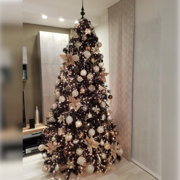 Foto reale di un albero molto folto nero decorato con fiocchi palle e luci Bardonecchia Totò Piccinni
