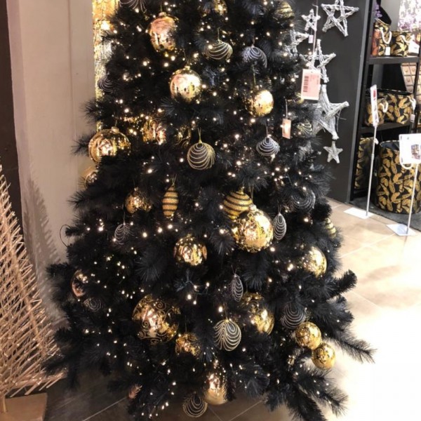 Dettaglio degli addobbi dorati palle e fiocchi di un albero Totò Piccinni Bardonecchia nero