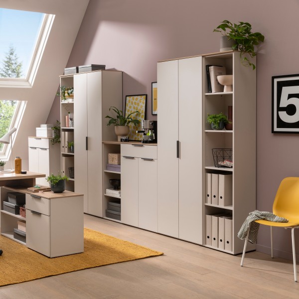 Vista ambientata completa Libreria in legno con 4 ripiani colore "cashmere/rovere artisan" modello Haven Totò Piccinni