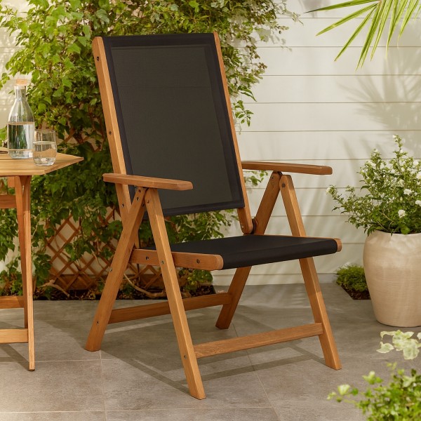 Vista ambientata  Sedia Sdraio in legno di Eucalipto da giardino reclinabile in 7 posizioni modello Junefair Totò Piccinni