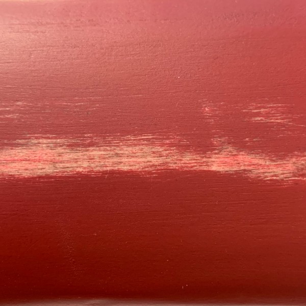 Colore rosso antichizzato di una sedia in legno country vintage Cross artigianale