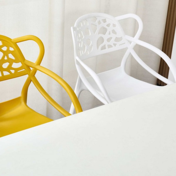 Sedie Design Moderne in Polipropilene colore giallo e bianco - Infinity Timber vista obliqua sotto un tavolo bianco