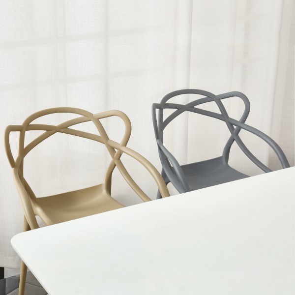 Sedute design in plastica tortora e grigio - Totò Piccinni Infinity vista obliqua sotto un tavolo bianco