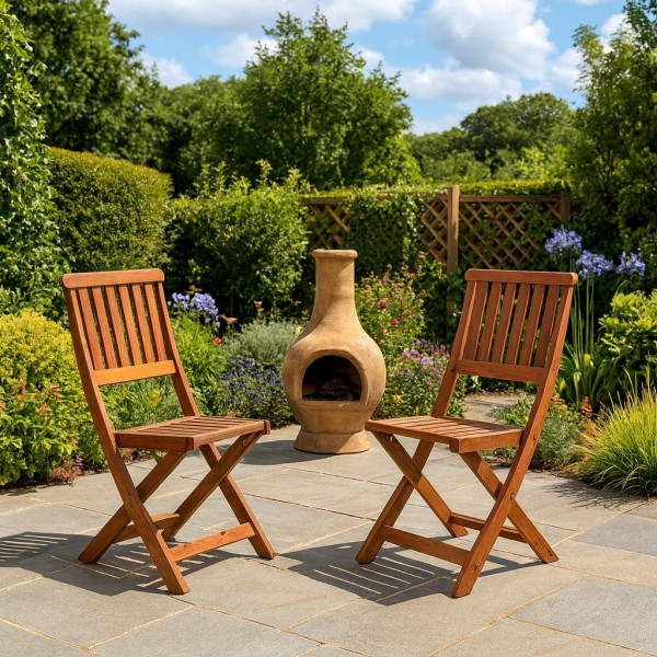 Vista ambientata Set 2 Pz Sedie pieghevoli in legno di Eucalipto da giardino modello Fuji Totò Piccinni