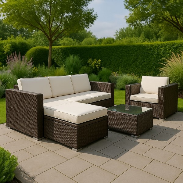 Vista ambientata Set in Polyrattan divano 3 posti, poltrone, pouf e tavolino con piano in vetro modello Carlos Totò Piccinni
