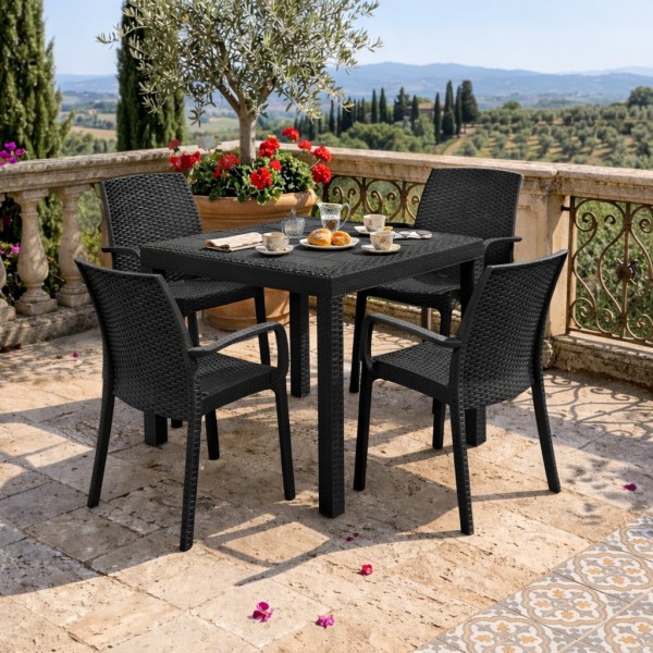 Vista ambientata set pranzo tavolo dallas 80x80 con 4 sedie indiana con bracicoli in polipropilene simil rattan 
