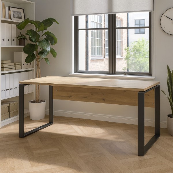 Vista ambientata Scrivania da ufficio in legno colore Rovere Miele con gambe in metallo nere modello Toronto Totò Piccinni