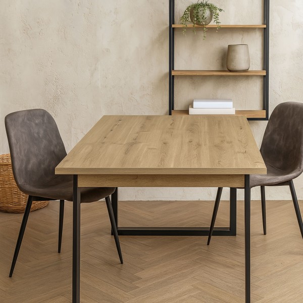 Vista ambientata tavolo allungabile in legno rovere miele con gambe nere modello Kroma Totò Piccinni