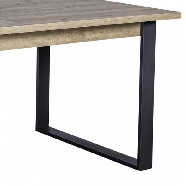 Dettaglio parte destra tavolo allungabile in legno rovere miele con gambe nere modello Kroma Totò Piccinni